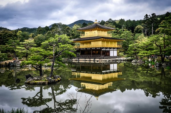 Quelle croisière offre des excursions pour découvrir les temples de Kyoto au Japon?
