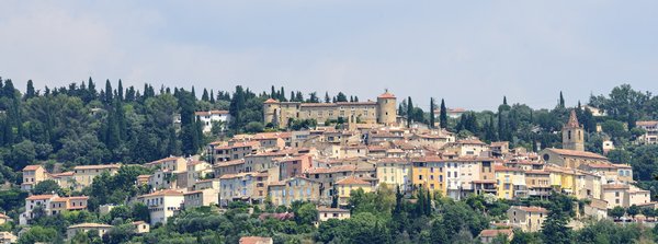 Où peut-on louer une maison de vacances en Provence avec des ateliers de poterie et des visites de marchés locaux?